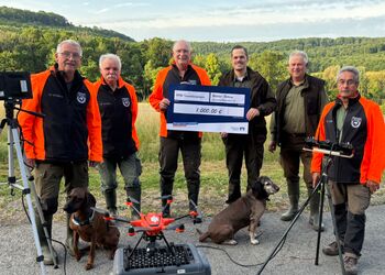 Geschäftsführer der VOW Immobiliengruppe Thiemo Bosse übergibt Obmann für die Wildtierrettung Dirk Sticherling Spendencheck über 1000 Euro